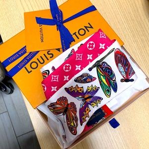 💯 Guarantee Authentic LouisVuittion silk bandeau.